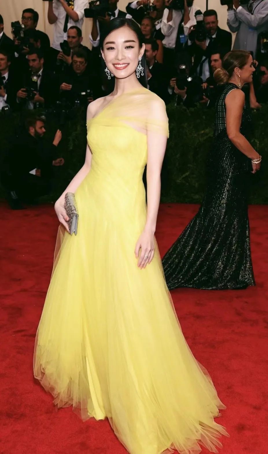 赵露思穿上廉价中国风礼服，俗成了18线网红