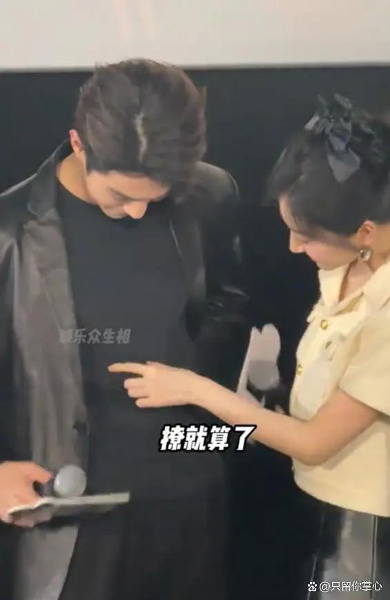 35岁景甜活动现场撩许凯腹肌！男方大方展示引欢呼，两人关系和