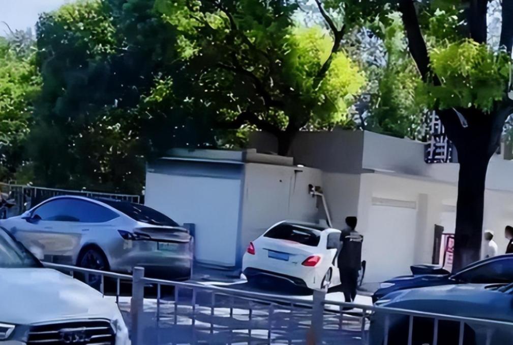 撞死你没商量宁波女司机撞死男子，撞了五次后淡定下车离开