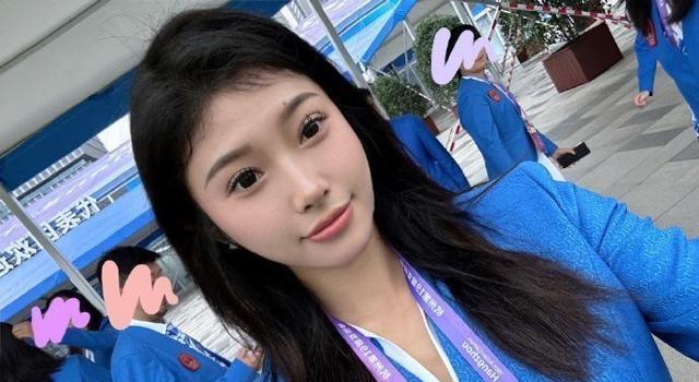 吴艳妮被偶遇，生图身材魁梧壮实，戴大颗粒钻石项链很奢华