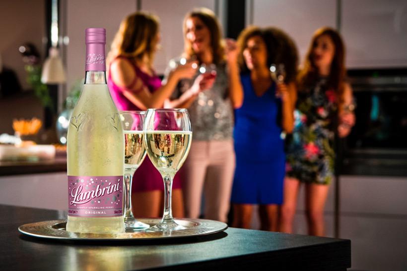 誉加发力潮饮赛道,Lambrini蓝布妮妮梨酒国内上市