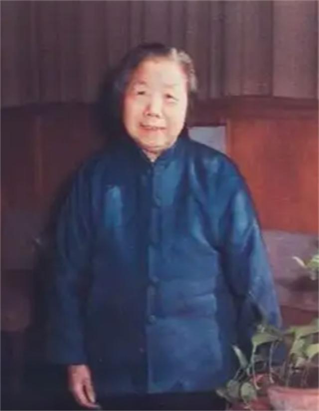 *颖超邓**去世，聂帅女儿聂力哭着扑向骨灰盒：邓妈妈再让我吻你一次