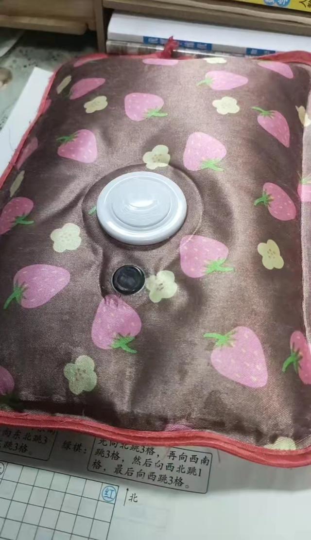 试卷上的字迹被热水袋弄没了,老师把热水袋放到试卷上