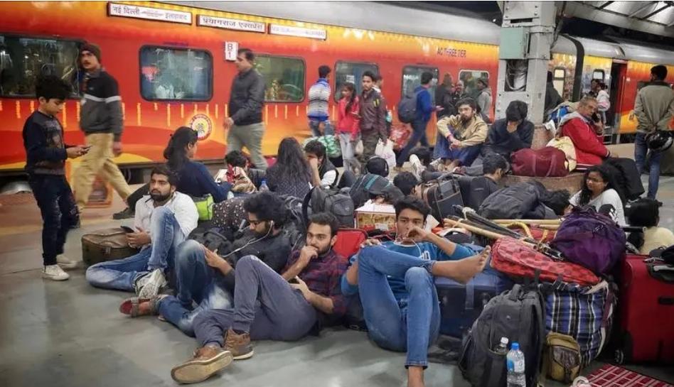 印度两辆列车相撞致15死,印度基建为何易出事故