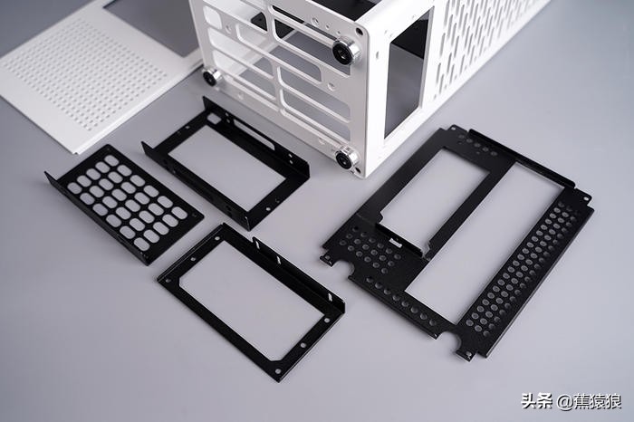 12600K+STRIXB660-I+RTX3060，AKLLAA5立式ITX机箱装机展示