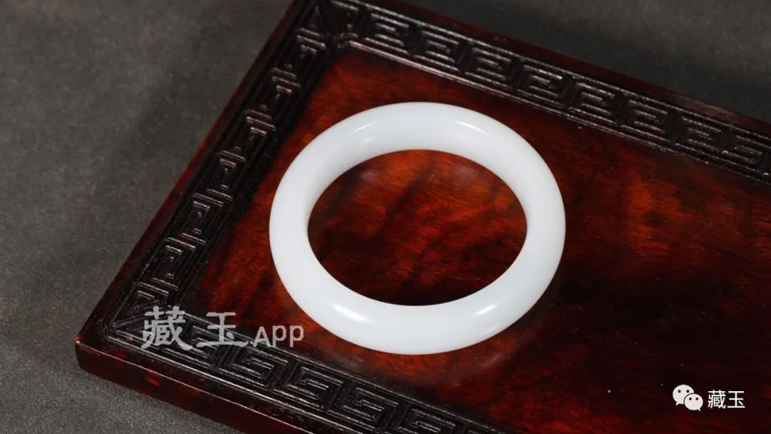 68元和田玉手镯,籽料8000元的手镯贵吗