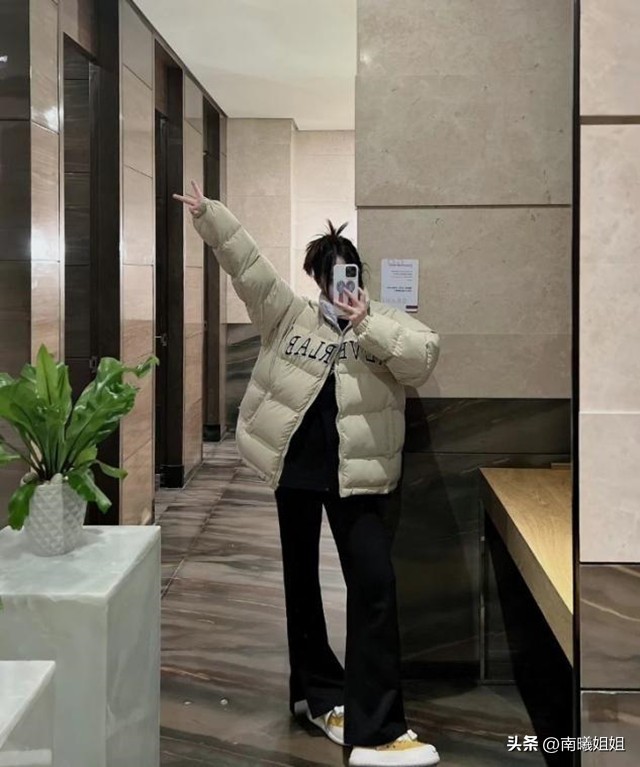 难怪女人都把阔腿裤扔了，最近流行的“液体裤”，回头率高还时髦