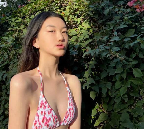 17岁黄多多视频,16岁黄多多穿成了大人模样