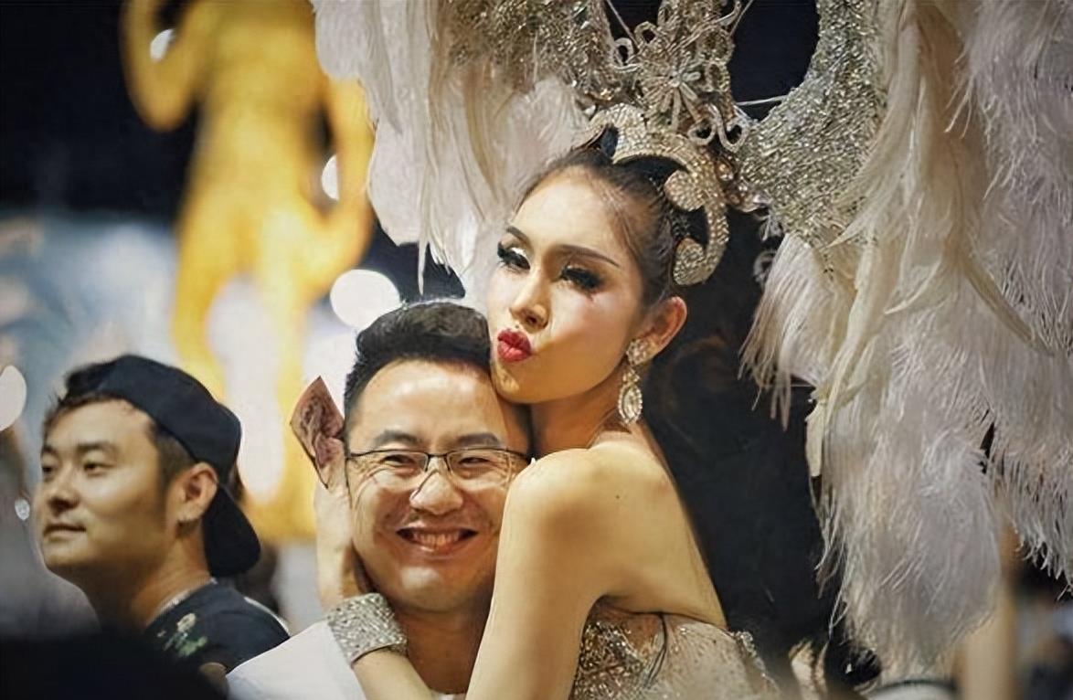 揭秘泰国人妖的真实秘密：接客前吃避孕药的无奈原因