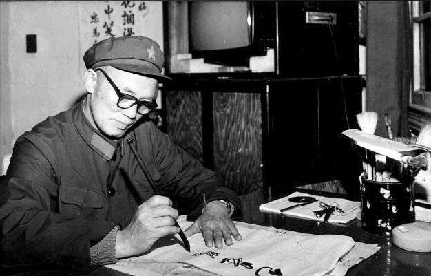 开国少将不满自己军衔，直言勋章不要也罢，授衔结束却被主席提拔