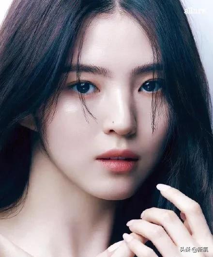 韩素希下颌拐点高,高颧骨韩素希
