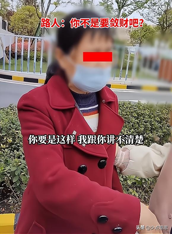 湖北：大妈捡到女孩手机，女孩买两盒烟感谢仍拒还，非要500块钱