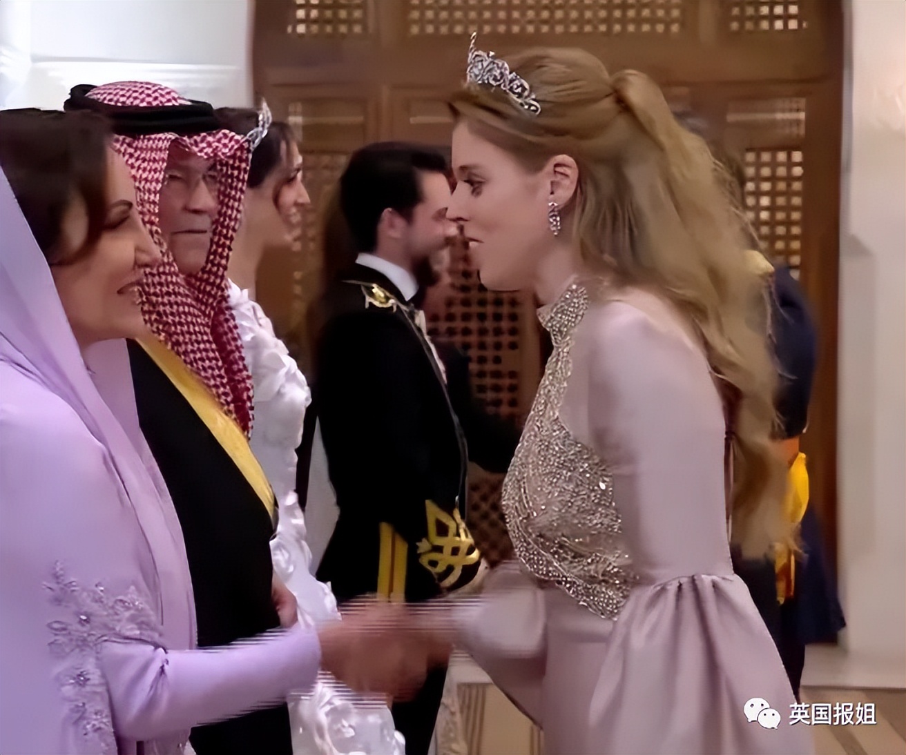 凯特王妃高级造型,凯特王妃穿蓝色格子英伦风