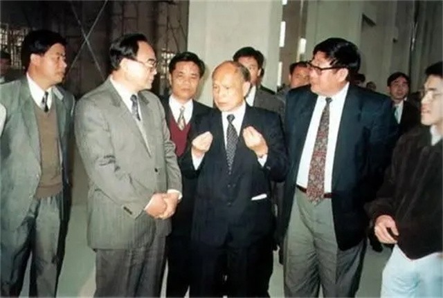 香港富豪霍英东：港澳陆我可以横着走，不用带任何保镖