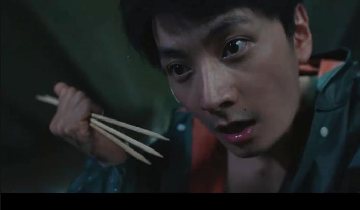 女子被竹签刺穿,22岁女子被刺穿