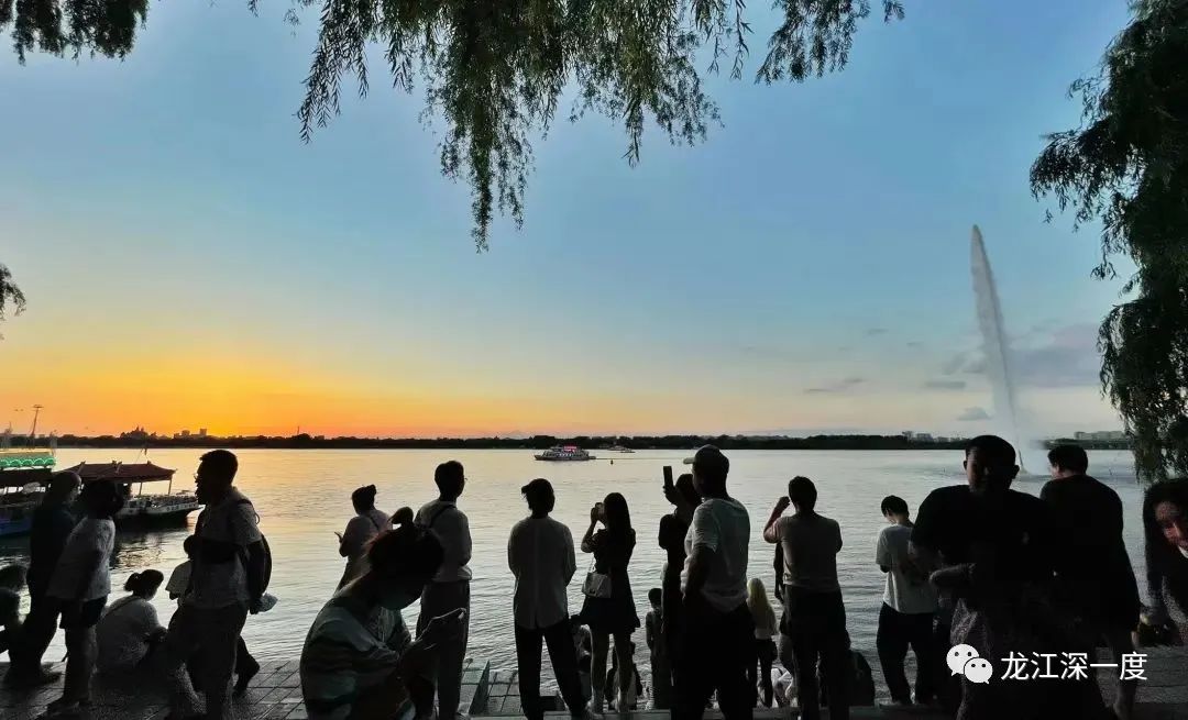 夜幕下哈尔滨美丽的松花江畔,夜幕下的哈尔滨松花江