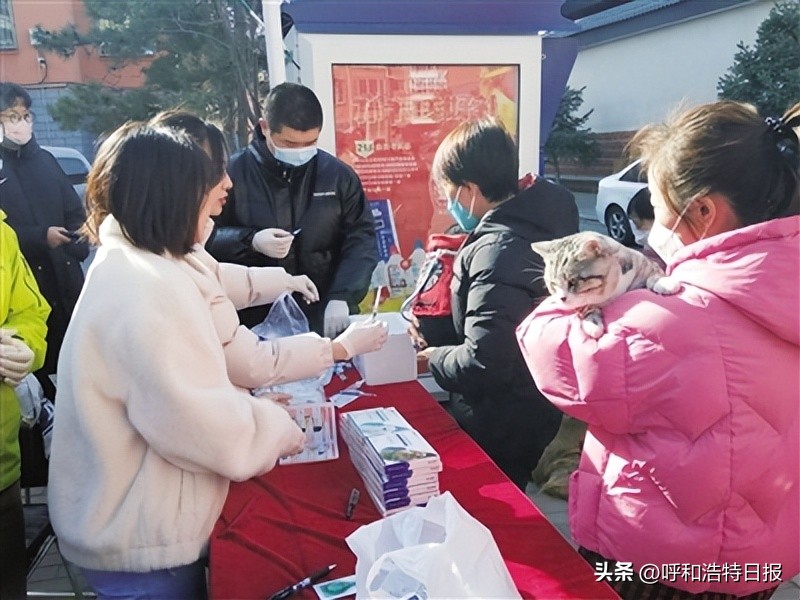 免费体外驱虫注射狂犬病疫苗文明养犬活动受欢迎市民竖起大拇指