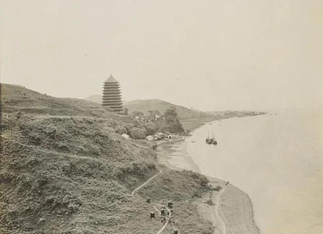 高清老照片：旗人格格大腿岔开豪放洗衣，地主三妻四妾不输女明星