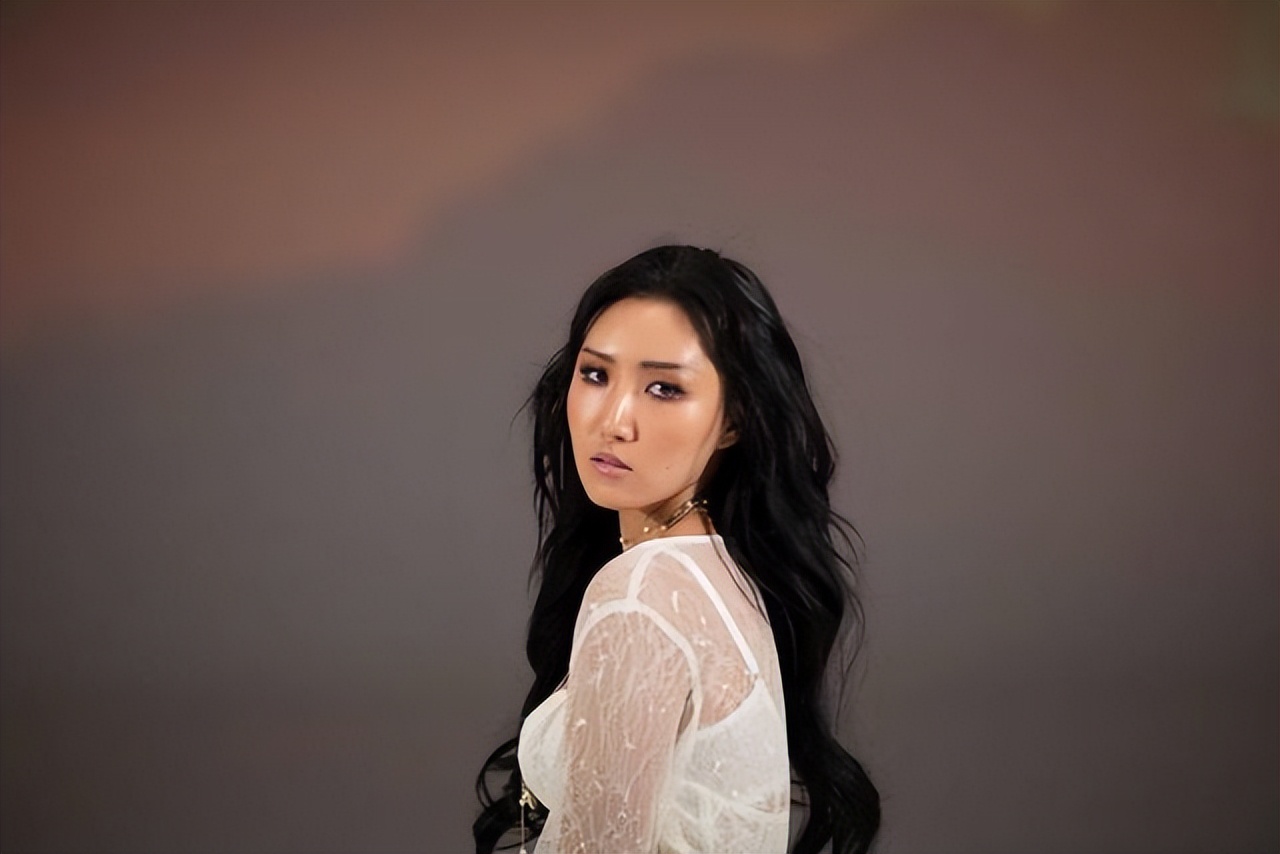 韩国女星舞台上，一摸一舔惹大祸，华莎涉演出淫乱罪被警方传唤