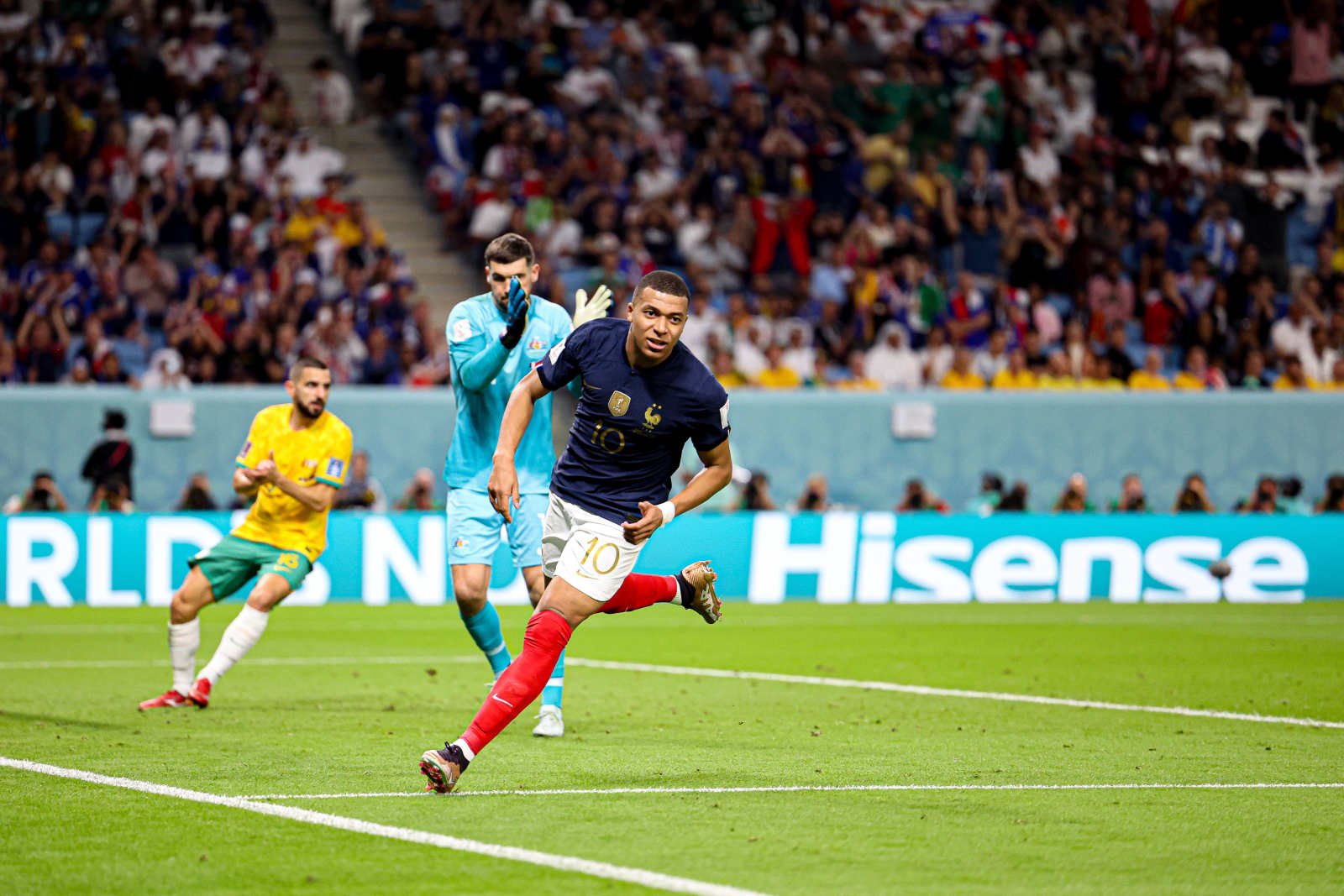 世界杯风头最劲门将，9次扑救+扑出梅西点球，打破多项神奇纪录