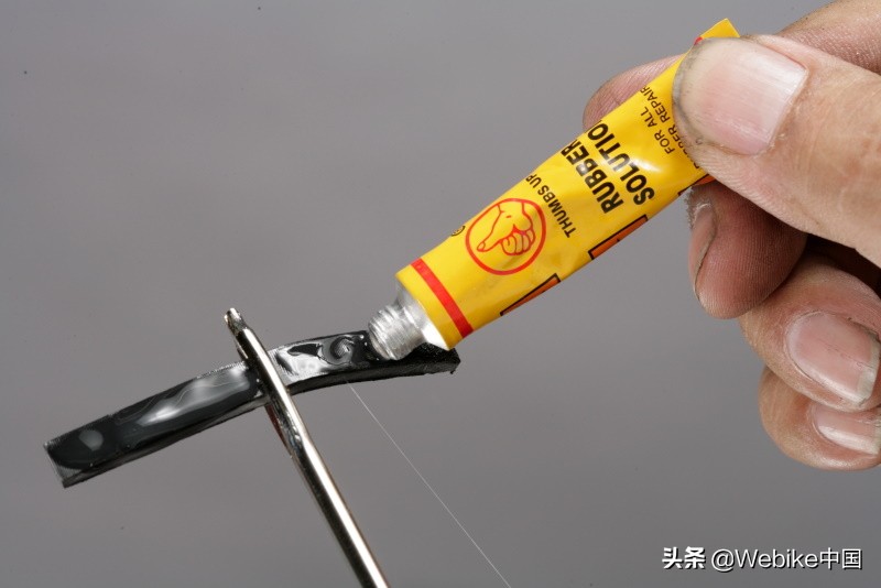 摩托爆胎要换还是修,摩托车爆胎时驾驶人怎么操作