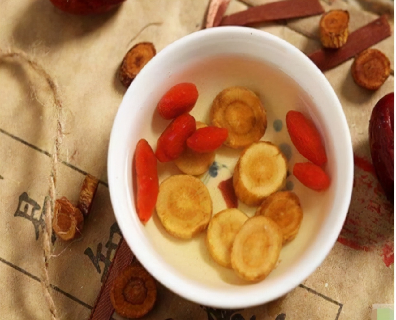 经常喝黄芪水，人为何会变瘦？注意：黄芪水的副作用，多加重视