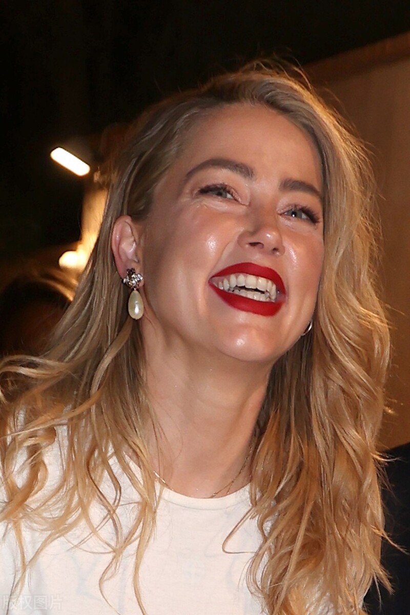 人间*物尤**艾梅柏和帅大叔聊嗨了，本人巨好看，网友：好心疼德普！