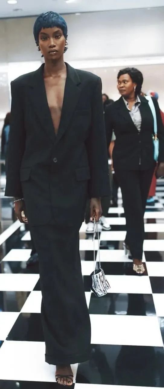 穿黑色套装,秋冬穿黑色套装