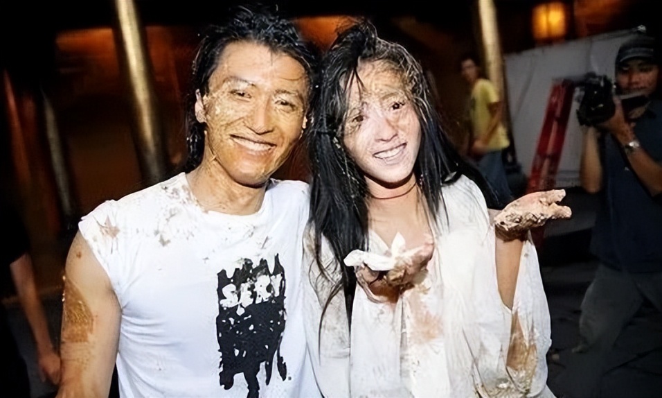 谢霆锋和王菲机场牵手完整版,王菲谢霆锋牵手张柏芝什么感受