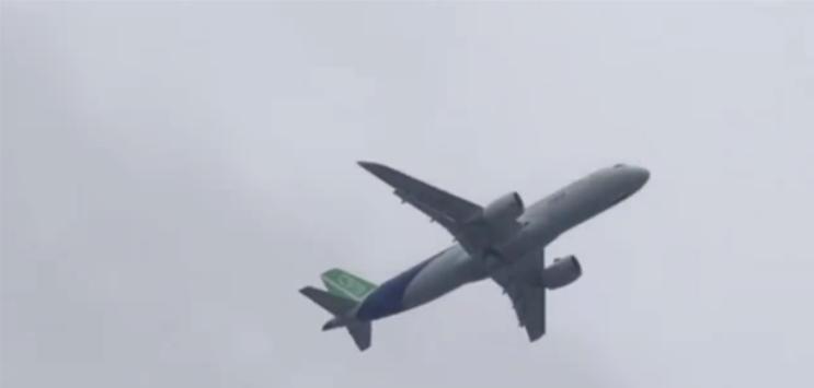 国产大飞机c919首次在郑州起降,全球首架c919飞机开始100小时飞行