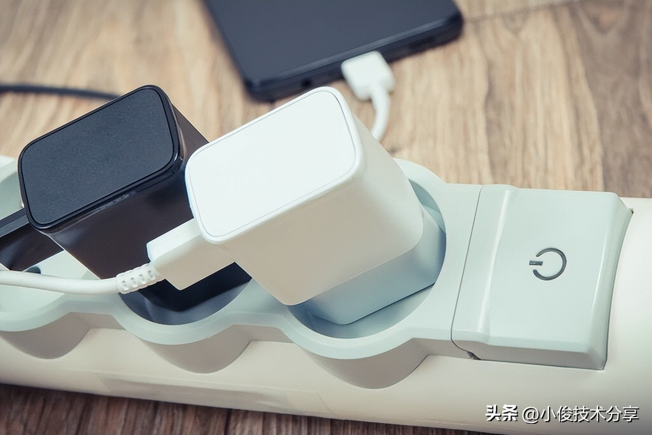 手机充电时发热是不是充电器原因,手机充电时发烫并有气味怎么回事