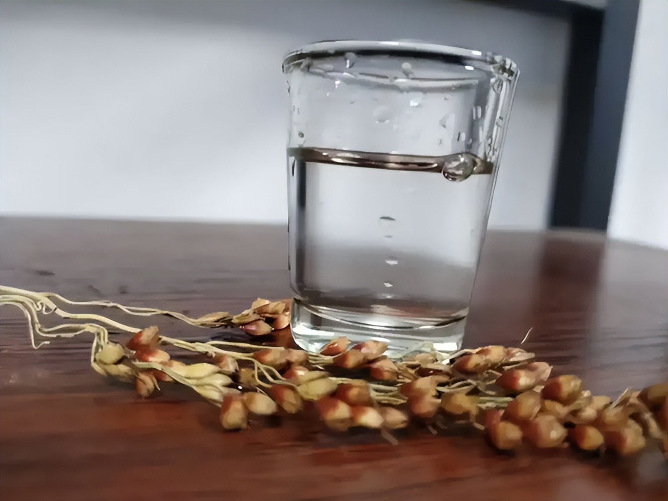 勾兑酒的“偶像”，靠添加勾兑年销百亿，十几块的牛栏山凭什么？