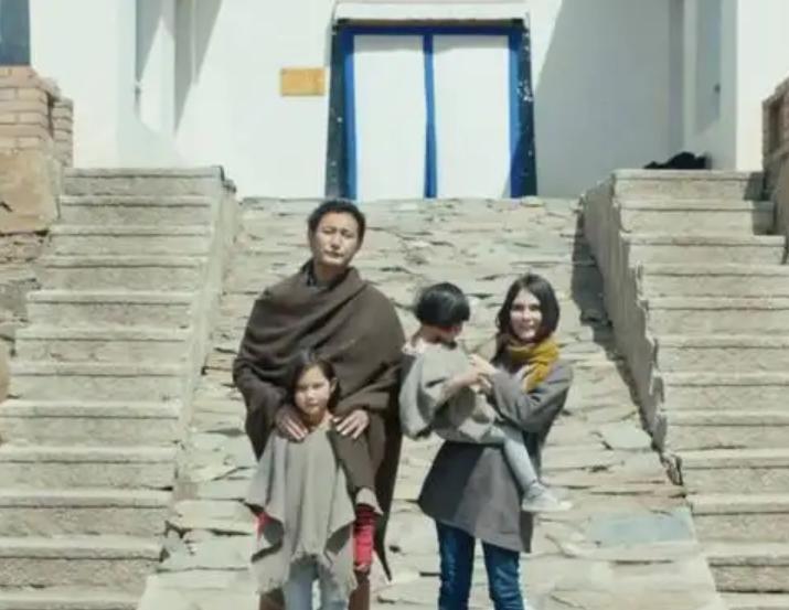 2004年，美国女孩入藏寻根，嫁农村小伙生3女儿，1条围巾卖1万元