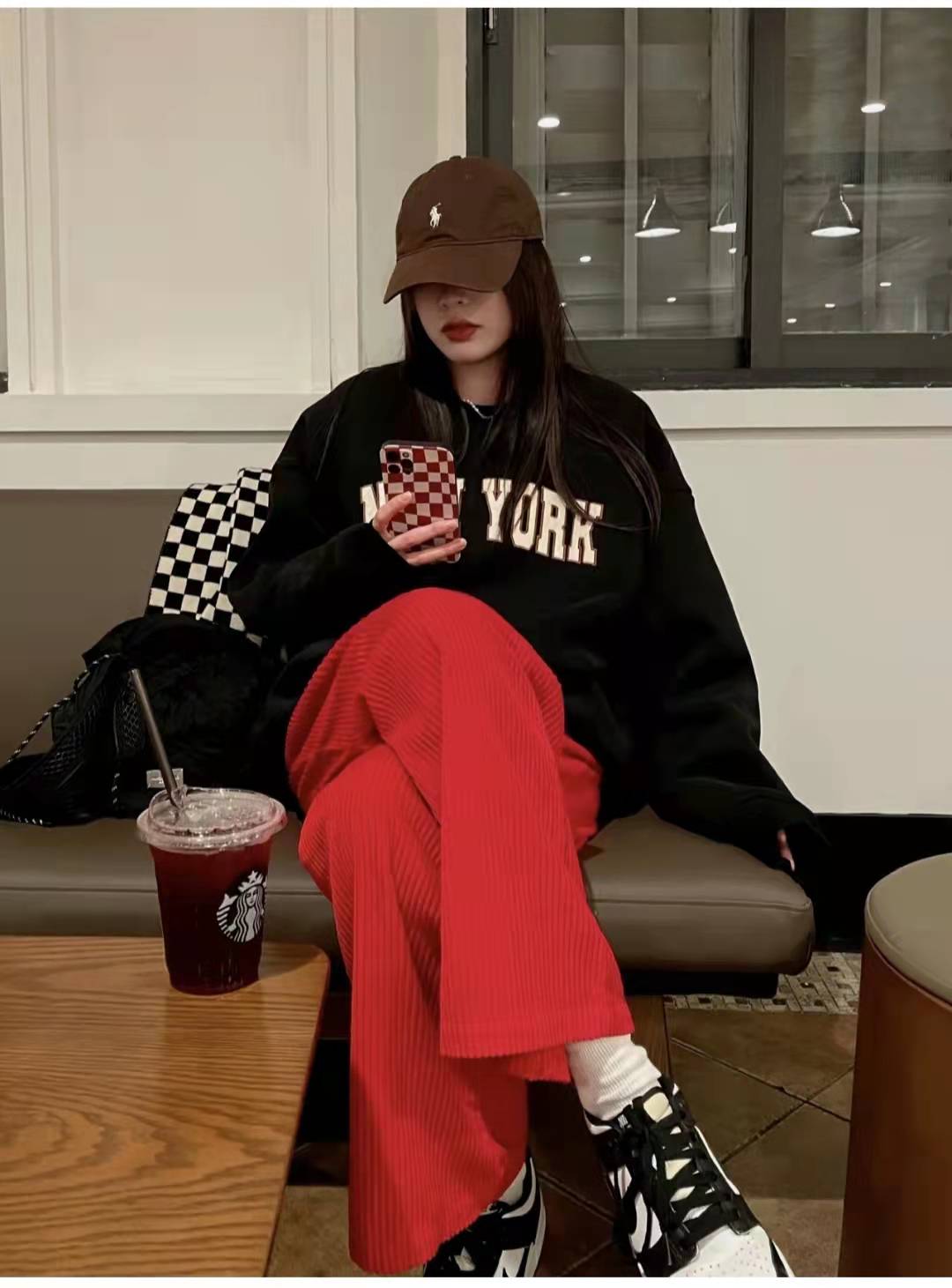 灯芯绒裤子松紧裤配什么上衣,咖色灯芯绒的裤子配什么上衣