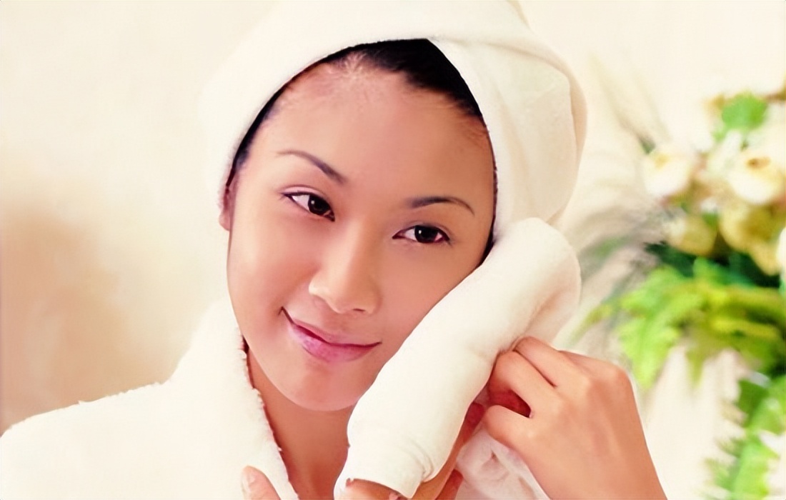 廉价洗面奶会伤害皮肤吗,洗面奶残留在头发有害吗