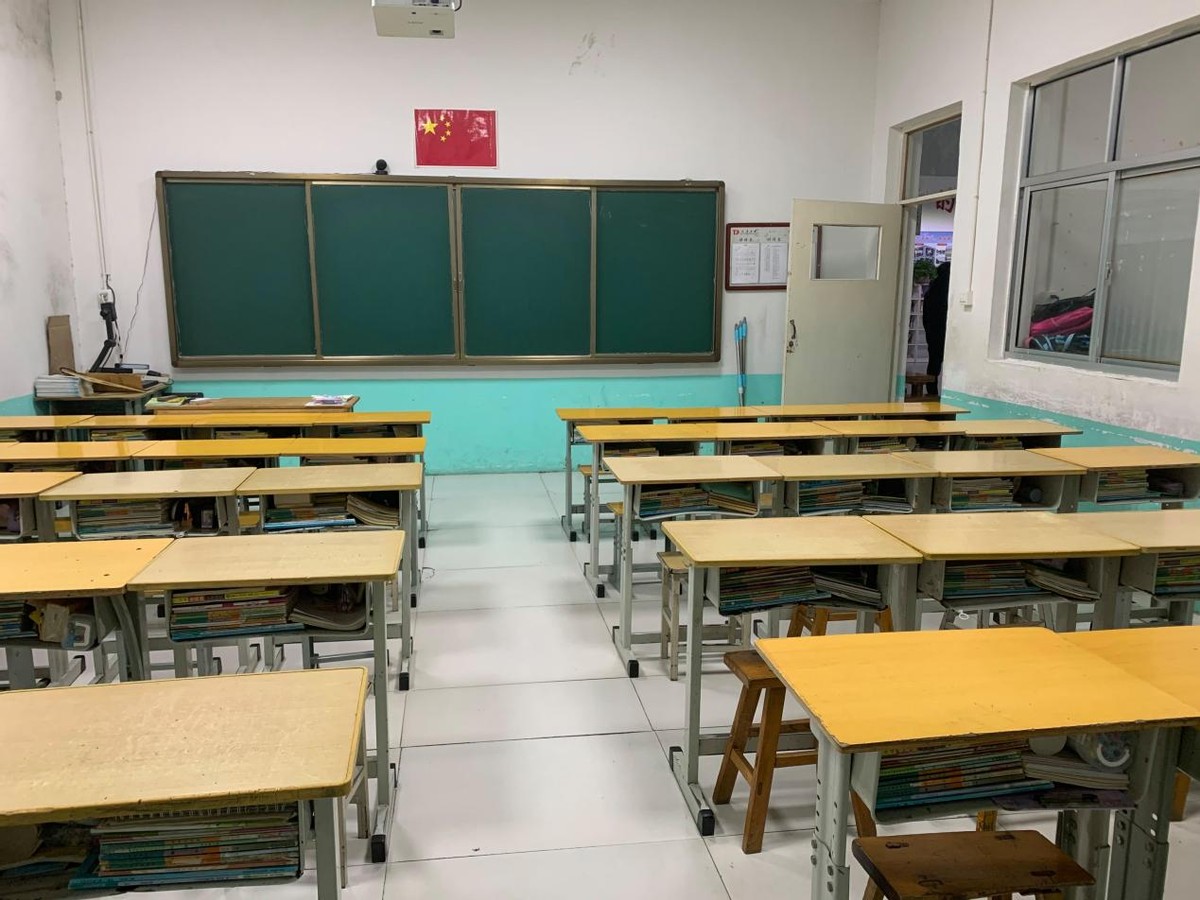 女孩遭班主任性侵四年，升学后还不放过，女孩哀求：我还没成年！