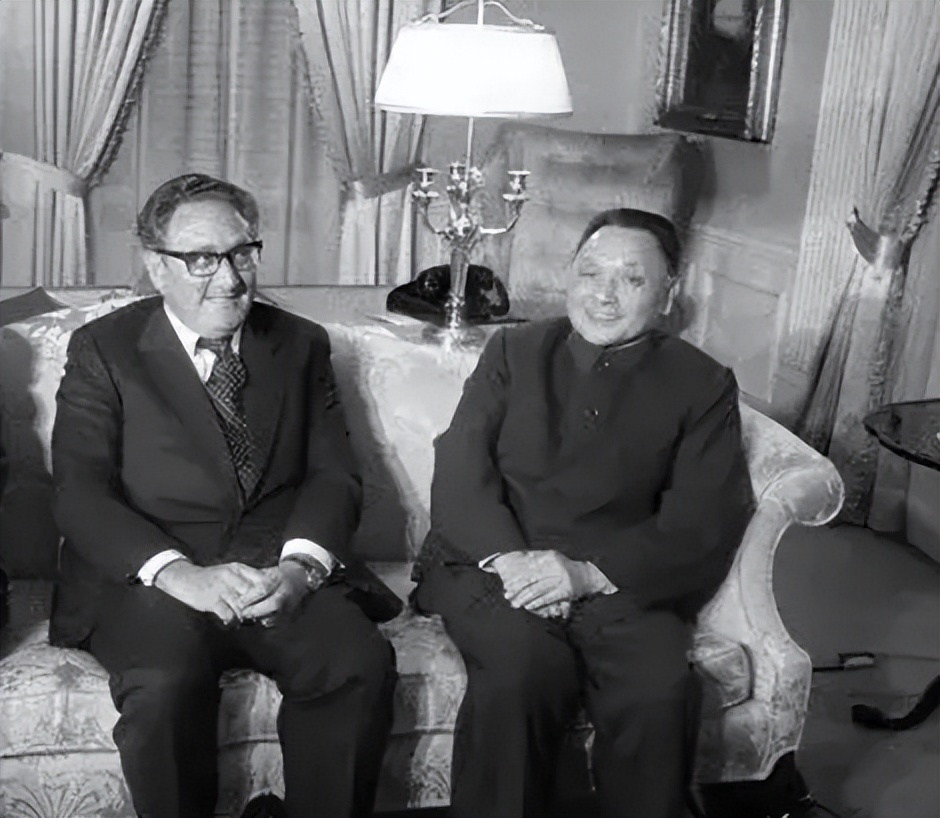 77年万斯访华，替美国抛出三个无理要求，邓公忍无可忍回怼10个字