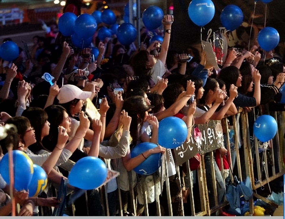 文化巨星陨落，关注度竟然不如“牵手门”，是非观为什么如此荒诞