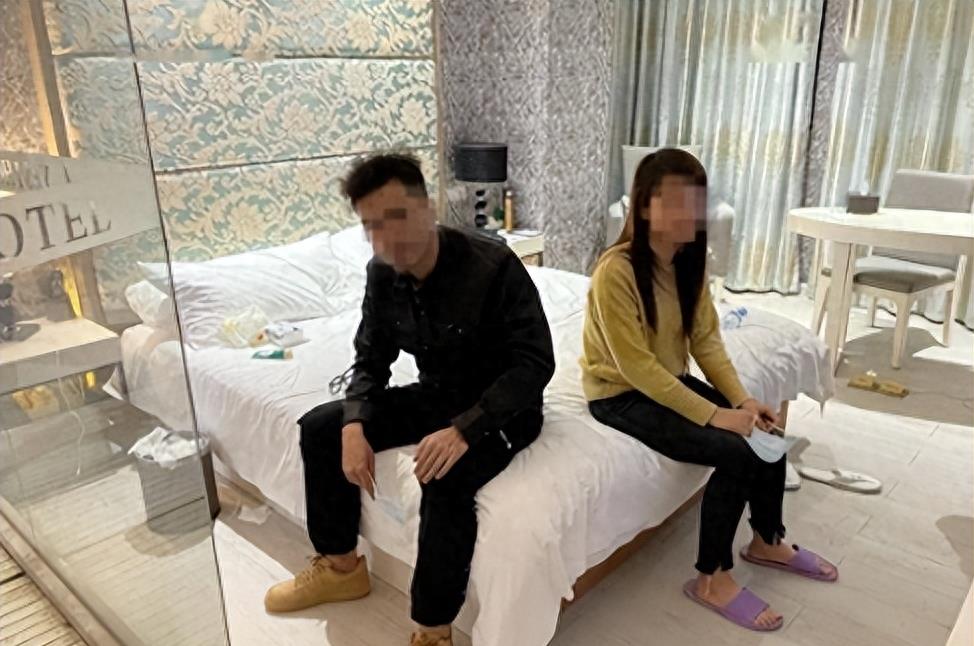 24岁小伙和大妈开房,*拍偷**整个过程,大妈哭诉道这会让我终身蒙羞