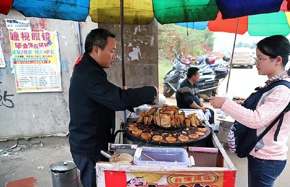 湘潭大学女教授和校门口摆摊的丈夫，女教授：他都是为了我