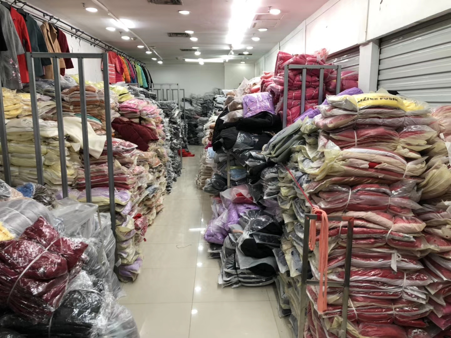 广州十三行品牌女装厂家现场直销,广州十三行服装批发新手怎么拿货