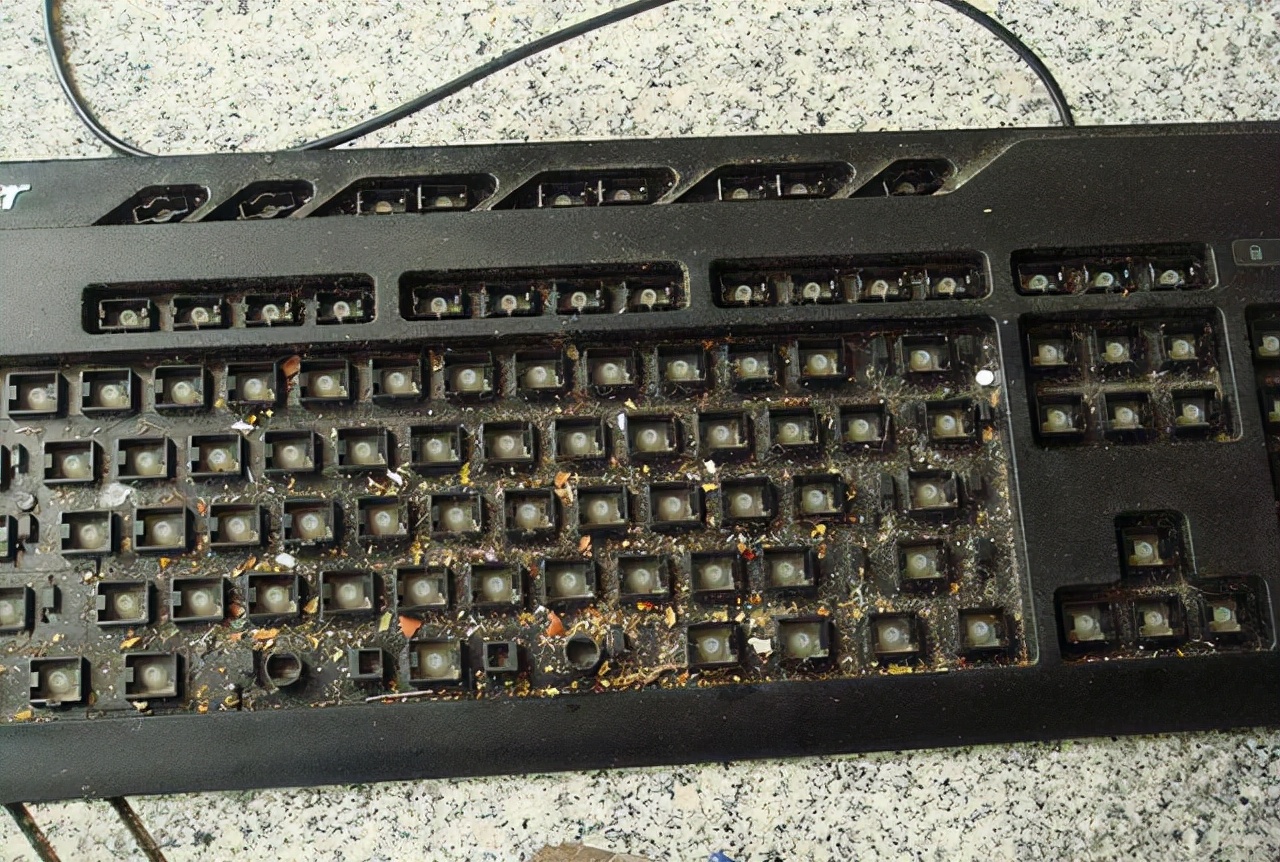 电脑键盘清理小妙招,如何把电脑键盘里的脏东西弄干净