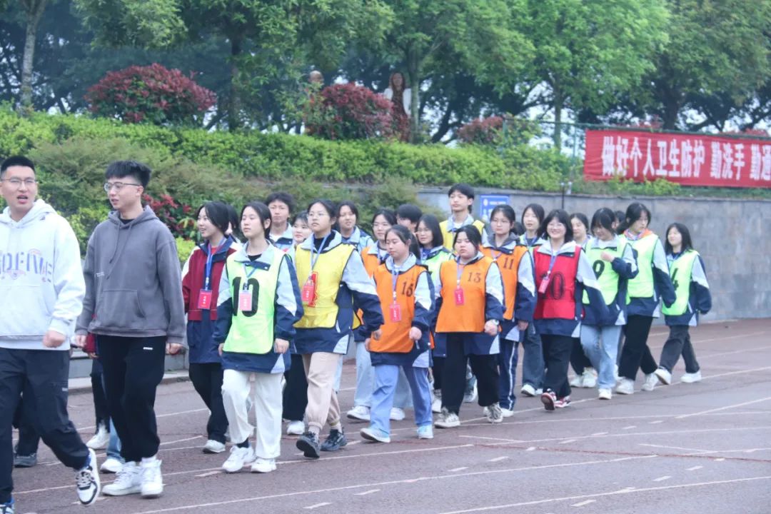 李中学子多矫健运动场上展英姿—李渡中学第四十届田径运动会纪实