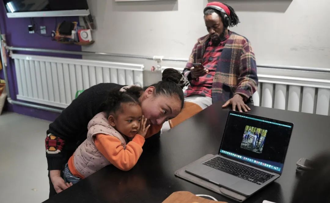 我和我的非洲丈夫，在村里教跳舞