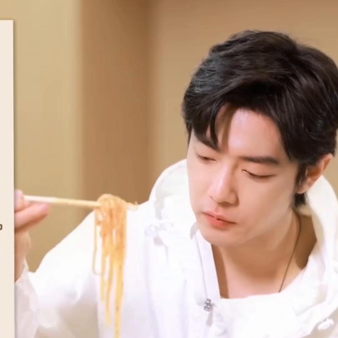 肖战笑得流口水,王一博看肖战撩人咽口水