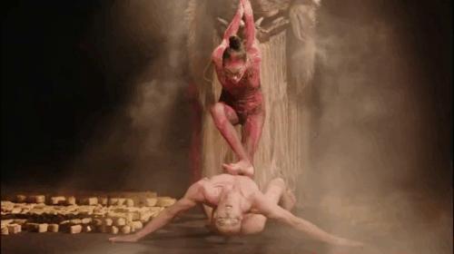 《春之祭》舞台剧，女舞者的手放在男舞者*处私**，杨丽萍再引热议