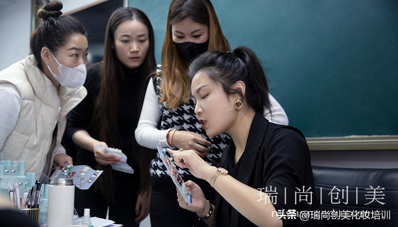 美甲师月入3万的方法,美甲师适合做什么工作