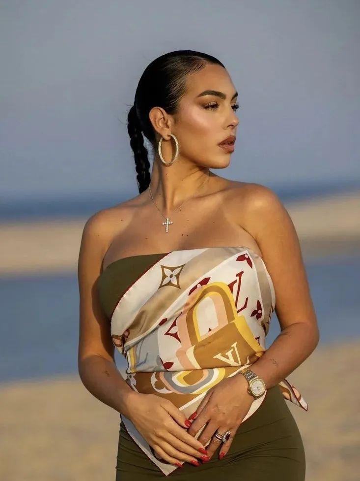 c罗与乔治娜红蓝情侣装,从柜姐到富豪女友