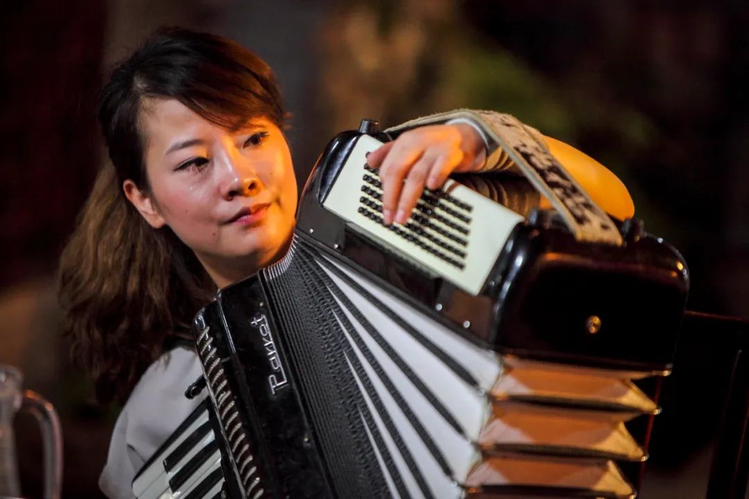 周国献纪实摄影作品《吉庆街卖唱艺人》