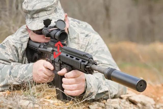 95式突击枪为什么没有空仓挂机,飞虎队为什么不用95式突击步枪